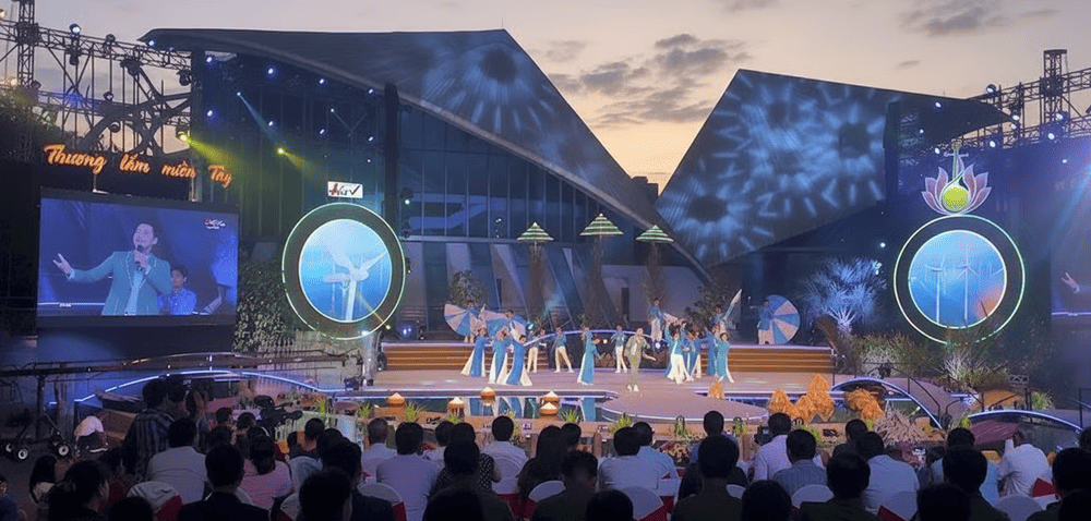 Khu vực biển diễn được thiết kế hiện đại với sức chứa lớn